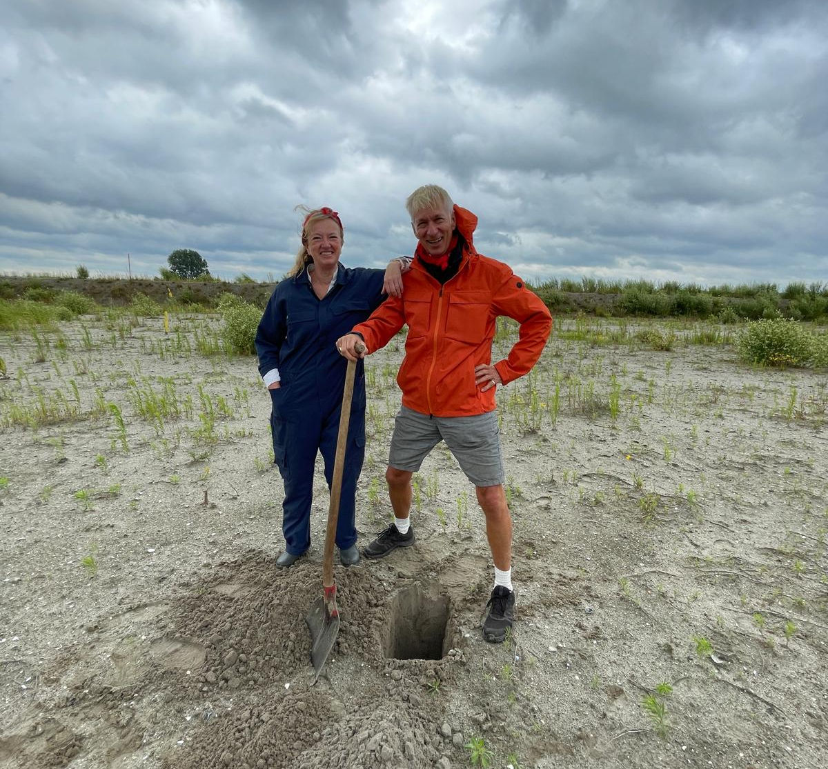 Groep mensen in de tuin